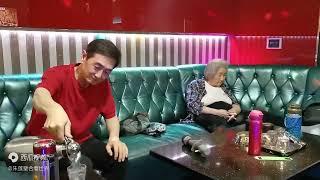93岁妈张罗到歌厅过六一找乐，儿唱《山那边》原汁原味很好听