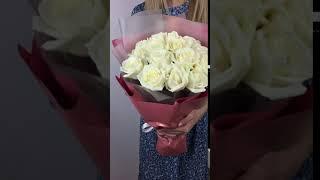 Букет из 15 белых роз 50 см в современной упаковке Россия