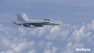 F-18 приблизился к самолету Сергея Шойгу