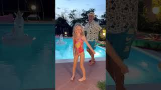 Papà Salvo butta in piscina Giorgia mentre balliamo la nostra canzone L'Arcobaleno! #shorts