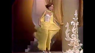 Carol Burnett loses her dress during a windy performance - The Carol Burnett Show (S6E18, 1973)