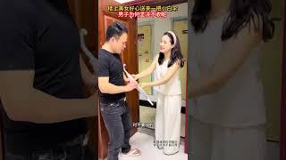 楼上美女好心送来一把白伞，男子为何坚决不收呢？#情感#万万没想到#劇情#生活#shorts