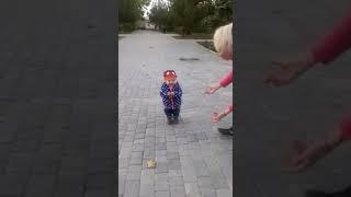 Сара первые шаги! !!