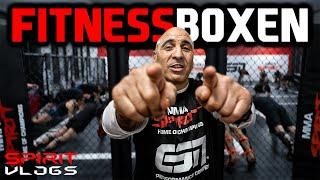 Coach Legende Ouali erklärt Fitness Boxen 