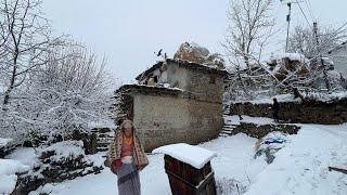 Very Hardworking Himalayan Village Life In Winter With Snow || How People’s Living In Snowy Days.