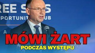 ANDRZEJ DUDA ROZWALIŁ SYSTEM. ZŁAPAŁ ZA MIKROFON I POWIEDZIAŁ ANEGDOTĘ