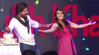 Shahrukh Khan Teaches Signature POSE To A Cute Girl