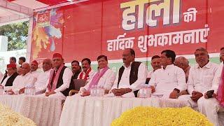 शिवपाल यादव, अखिलेश यादव, रामगोपाल यादव, अंशुल यादव, तेजू यादव, अनुराग यादव होली मनाने सैफई पहुँचे