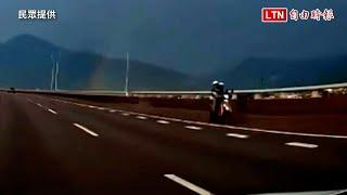美景「涼掉」！國道喜見雨中彩虹 突竄機車逆向嚇傻（民眾提供）