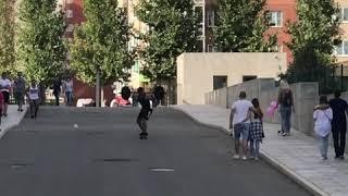 На скейте со штангой