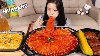 پخت و پز mukbang :) قارچ انوکی آتش تند و رشته فرنگی سیاه و سفید بسته بندی کاغذ برنج.