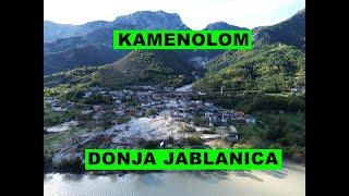 Pogled iz zraka.Kamenolom Donja Jablanica. Nekoliko potoka se spojilo u kamenolomu . 4K dron.