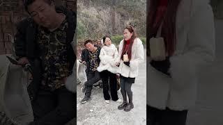 美女来找兄妹还钱，原本借了13000元，她拿5000和5300扬言说已经还清债款兄妹二人核对后发现漏洞继续追债！#funny #乡村生活 #搞笑视频 #正能量 #原创视频#意想不到的结局【小云优选】