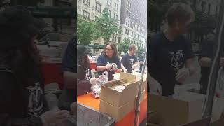 бесплатные продукты на улице в Нью-Йорке