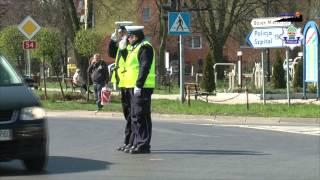 Policjant kieruje ruchem