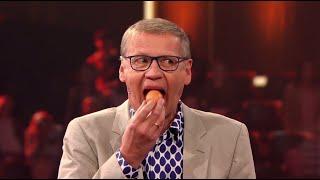 Günther Jauch und Kai Pflaume essen ein rohes Ei MIT Schale. | Das Erste | 2.1.2021