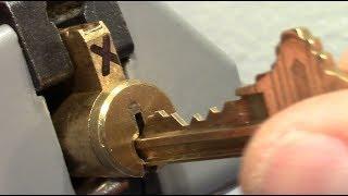 (picking 392) Challenge lock by 'daz evers' - great pins & tricky to pick - sent by 'redcatimaging'