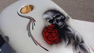 Airbrush & Pinstriping Handlinierung Rose auf Harley Teile - Tank Fender Custompainting