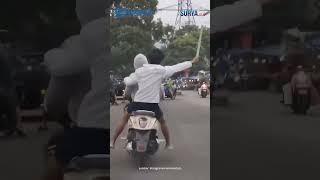 Terekam Remaja Berboncengan Naik Motor dengan AROGAN & Mengacungkan Penggaris Besi!