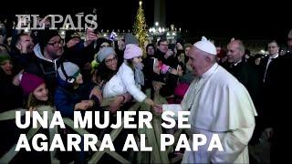 El PAPA Francisco GOLPEA en la MANO a una MUJER que lo AGARRA