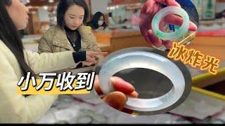 捡漏啦，在翡翠手镯源头市场平洲买到一条炸光冰透的性价比翡翠手镯