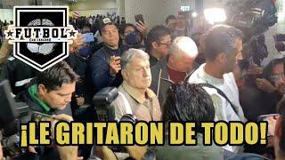 ¡Reciben al TATA MARTINO con GRITOS e INSULTOS en el AEROPUERTO de CDMX!