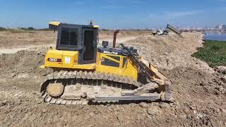 Great Job!! Fast SHANTUI Bulldozer Pushing Soil Build a Road Across The Mud With 25T Dump Trucks