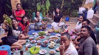 ลาบเป็ด ก้อยกุ้ง เมนูแซ่บๆกับทีมงานคุณภาพ