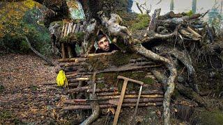 Building a Warm and Cozy Secret Shelter in a Tree Hole, Bushcraft Survival Camping