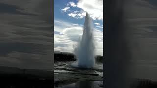 Strokkur Geyser史托克间歇喷泉，位于冰岛首都雷克雅未克东北约70公里处，每7分钟喷发一次。