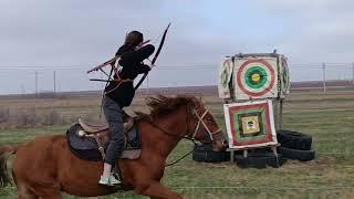 Надежда Бурцева ,первая тренировка с новым луком #horsebackarchery