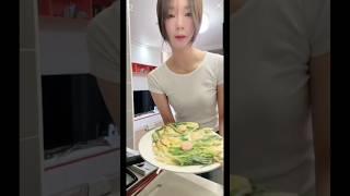 小廚娘上線囉 素泳真的很會做菜 #李素泳 @OM_JUST_cheerleader