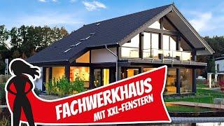 Modernes Fachwerkhaus mit riesigen XXL-Fenstern von Meisterstück Haus | Haustour | Hausbau Helden