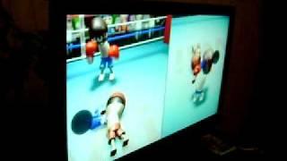 Дети играют в Wii