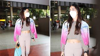 Kiara Advani's HOT Airport Look | Latest Bollywood Updates | Bollywood CIA