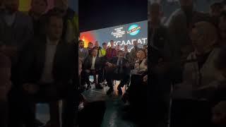 AK Parti Trabzon Milletvekili Adayı Mustafa Şen, bağlama performansıyla hayran bıraktı