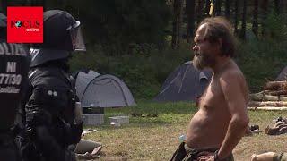 Skurrile Szenen im Harz! Hier löst Polizei verbotenes Hippie-Camp auf