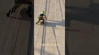 석재 페인트 제거 작업 중