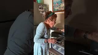 Doña Beba le prepara chorizo con papas a don Pancho