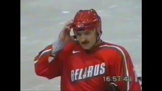 лукашенко играет в хоккей