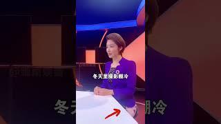 一張高清照的曝光，揭開主持人辦公桌下的秘密，怪不得他們只拍上半身