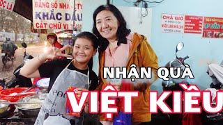 BẤT NGỜ Cô Chú Đội Mưa đến BÁNH XÈO NHÍ trao Quà từ Việt Kiều Nước Ngoài KHI SÀI GÒN mưa to