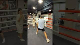 Дмитрий Бивол учит боксу сыновей и других ребят: "БАМ - УШЕЛ!" #shorts