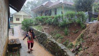 Suasana Hujan Deras Yang Di Nanti Saat Di Pedesaan Jawa Barat