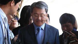 검찰, 홍만표 구속 기소…"현직검사 연루 수사중"