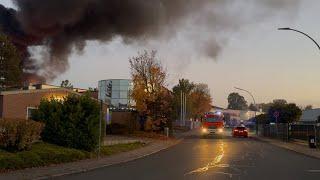 (FEU 4 in Reinbek) Ersteintreffende Fahrzeuge + weitere diverse FF auf Einsatzfahrt