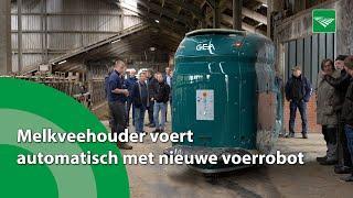 Melkveehouder voert automatisch met nieuwe voerrobot