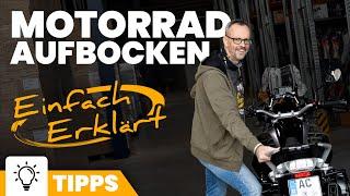 Motorrad aufbocken auf dem HAUPTSTÄNDER