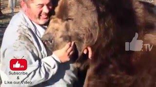 Oso gigante ataca al dueño |  giant bear attacked the owner | ViraLike 2016