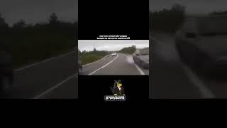 Что у него в голове? #автовидео #машина #авто #дтп #водитель #дальнобойщик #автоприколы